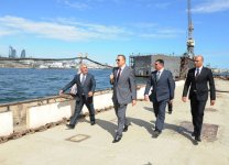 İlham Əliyev Bakı-Ələt avtomobil yolunun 2-4-cü kilometrliyində həyata keçirilən inşaat işlərinin gedişi ilə tanış olub(FOTO)